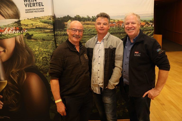 Prämierte Weine zweier Regionen: Anton Mennel ("Krumbacher Stuba"), Renè Winkel und hans Peter Tauber.