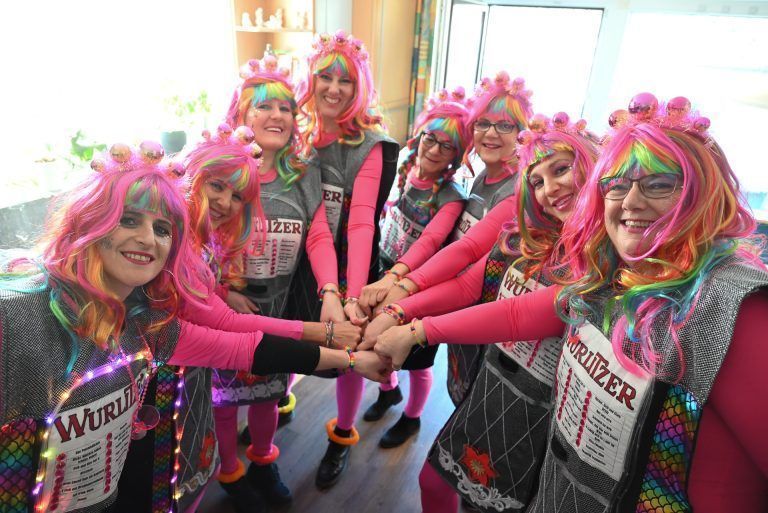 Acht Frauen aus Lustenau verkleiden sich seit 35 Jahren am Rosenmontag und machen als Gruppe das Land unsicher. 