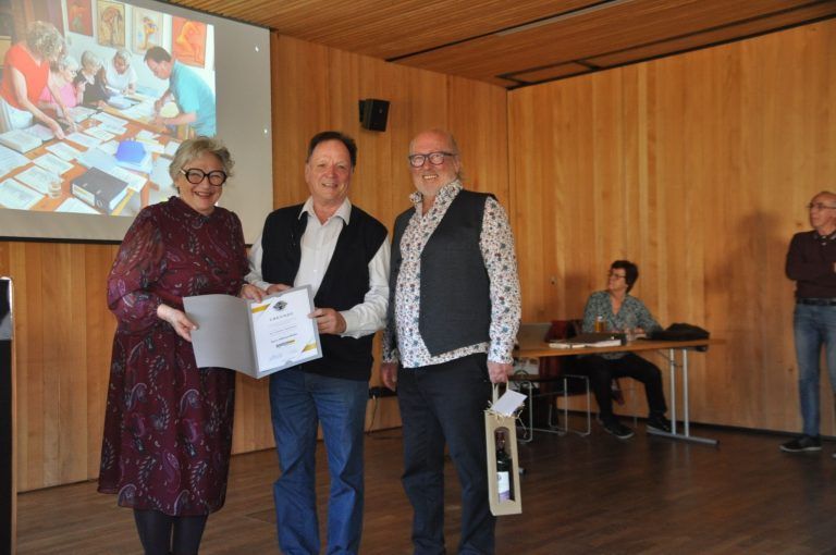 Senioren-Bezirksobfrau Helga Bechter überreicht die silberne Ehrennadel an       Willfried Müller, 3.Obmann Hartwig Töpfer
