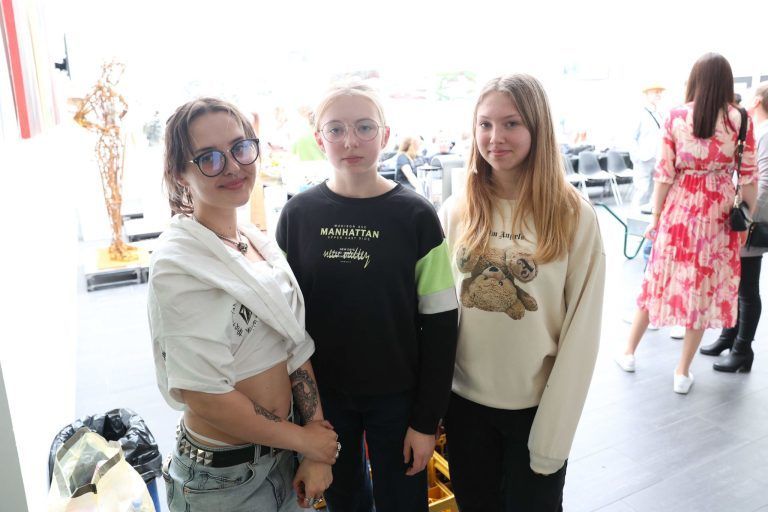 Vielfältige und spannende Kunst: Künstlerin Florentina Ender mit Antonella und Aurelia Mazari.