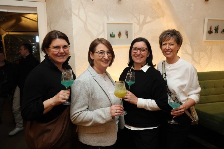 Tarot-Motive als Kunstwerke: Heidi Fritz, Jasmin Brändle, Silke Vallaster und Erika Violand.