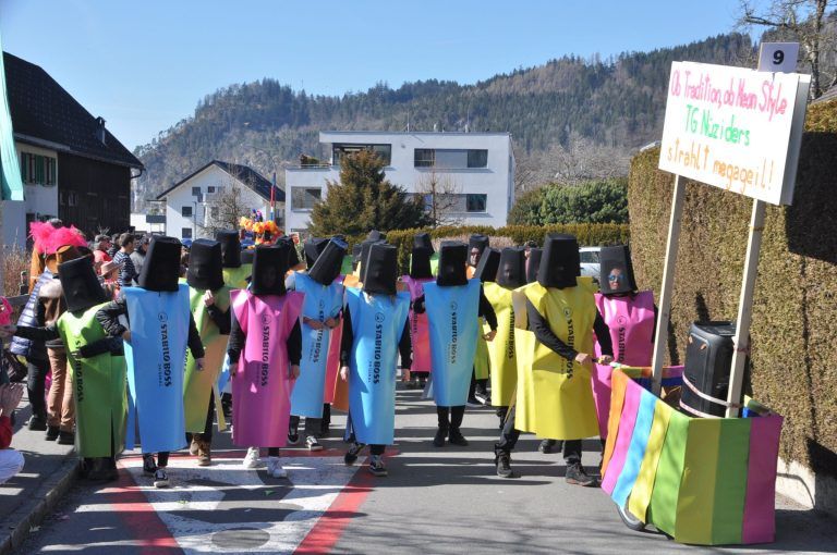 Mählbira Fasnatumzug in Nüziders: Trachtengruppe Nüziders strahlt
