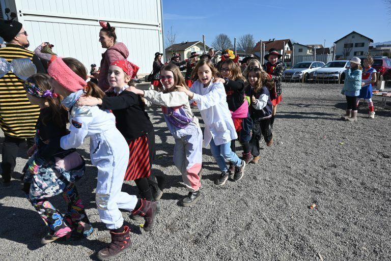 Volksschüler lassen es im Fasching krachen: Die Kinder tanzten in der Polonaise über den Schulhof.