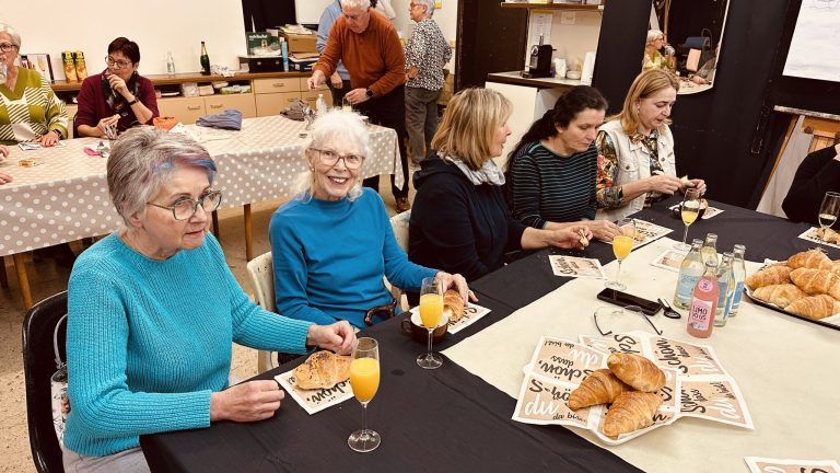 Gipfeltreffen eröffnet Malgrund-Jubiläum: Dorothea Frühwirth, Kornelia Kubo und Künstlerkolleginnen.