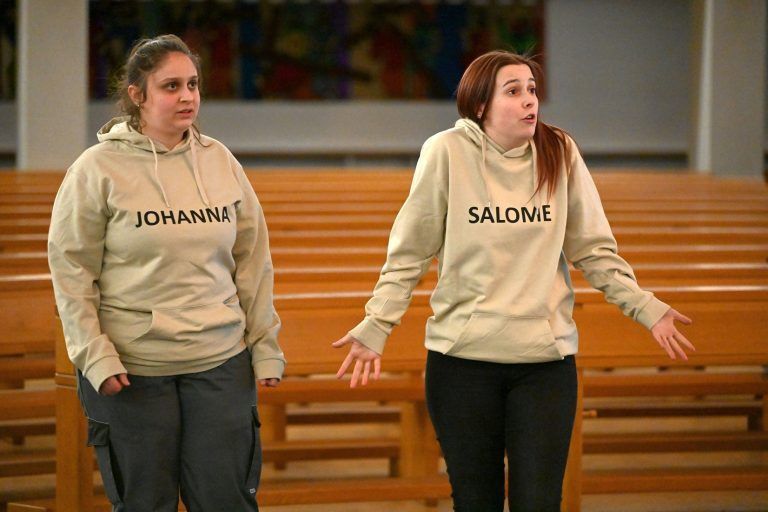 Jugendliche spielen die Passion Christi neu: Die bunt zusammengewürfelte Schauspielgruppe aus der Region Klostertal und Walgau spielt unter der Regie von Oswald Wachter die Jugendpassion.