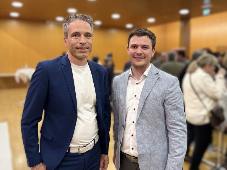 Menschen im Mittelpunkt: Clemens Seewald (Wirtschaft amKumma) und Gemeinderat Kevin Oberhauser.