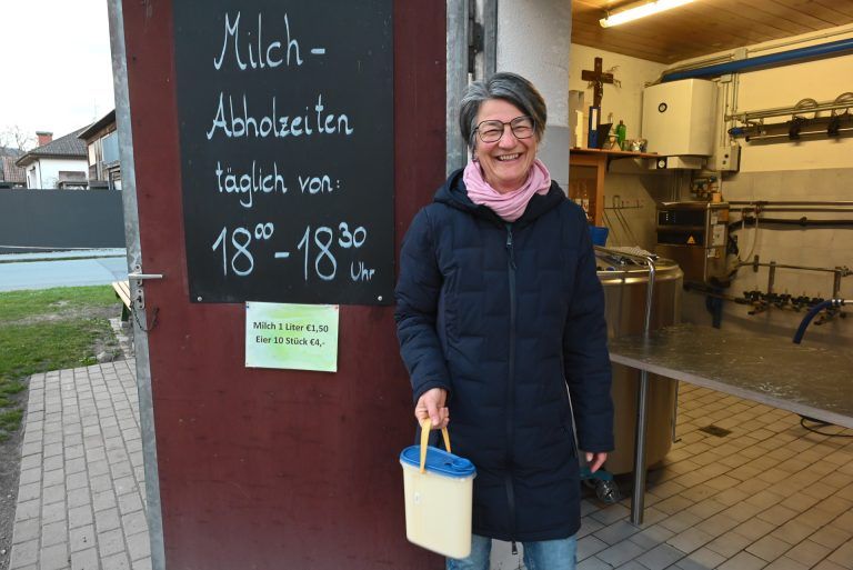 Idyllischer Milchverkauf am Wiißtännilehof: Barbara nimmt nach einem ausgiebigen Spaziergang ihre Ration Milch vom Wiißtännilehof mit nach Hause.
