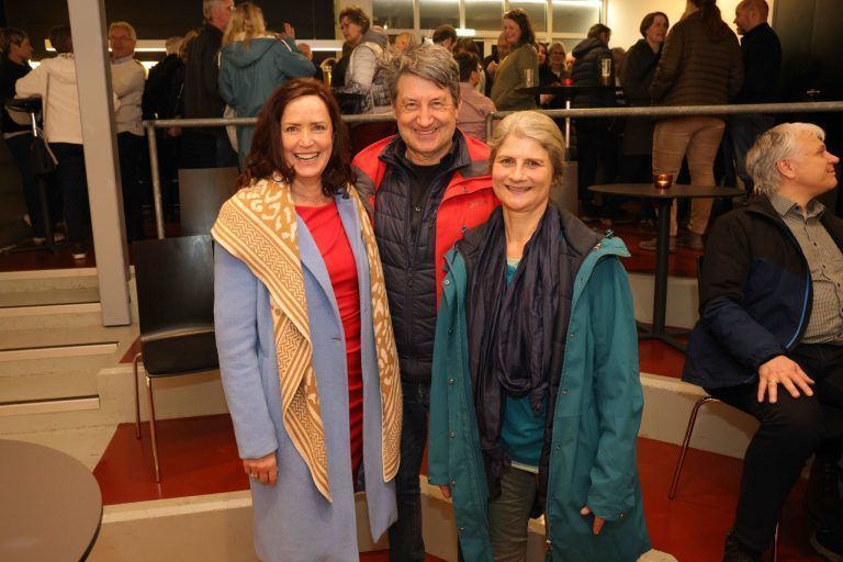 "Zitternde Lippen" würdigen Elvis: Bärbel Gleeson, Wolfgang Schläger und Gertrud Weiss.