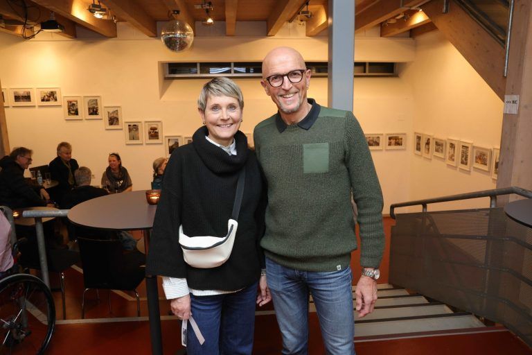 "Zitternde Lippen" würdigen Elvis: Karin Moll (Sparkasse) und Bruno Fink.