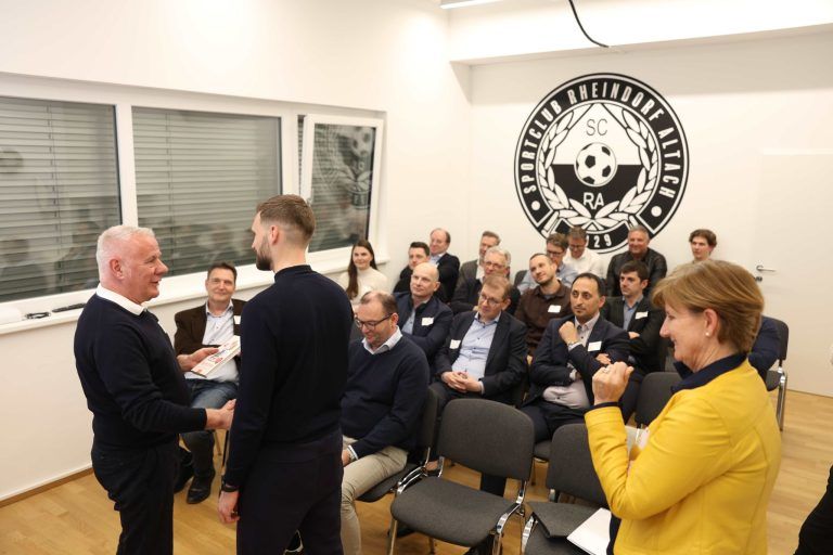 Führungsarbeit im Fußballbereich: Als Gastgeschenk gab es für GF und Cheftrainer je ein Buch.