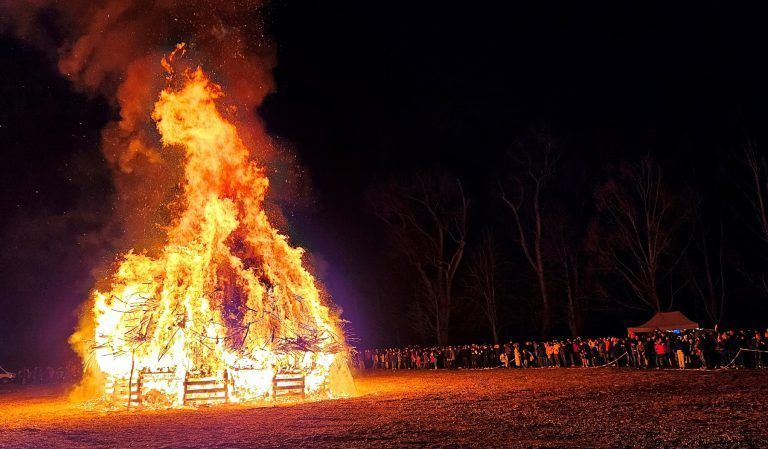 Die Bäumler Faschings- und Funkenzunft sorgte zum 175. Geburtstag einmal mehr für einen großartigen Funkenabend am Lochauer Bodenseeufer. Hunderte Besucher, Jung und Alt, waren begeistert.