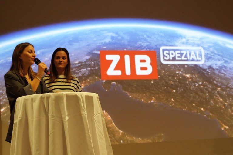 S’Café z’Büzo war Publikumsliebling: Aufwändig und spektakulär – mit Einblendungen von Bergdoktor und ZIB Spezial oder einem improvisierten Dorf-Stammtisch – präsentierten Hanna Künzler (r.) und Paula Übelher ihr Café-Konzept für Bizau. Das Publikum reihte ihre Arbeit auf Platz 1.