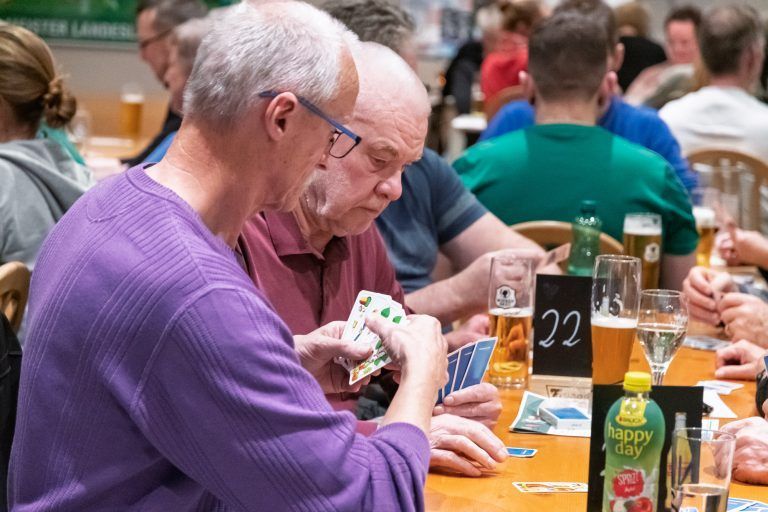 Von Trümpfen und Schätzkunst: Knapp 100 Teilnehmer kämpften um die Jasserkrone.