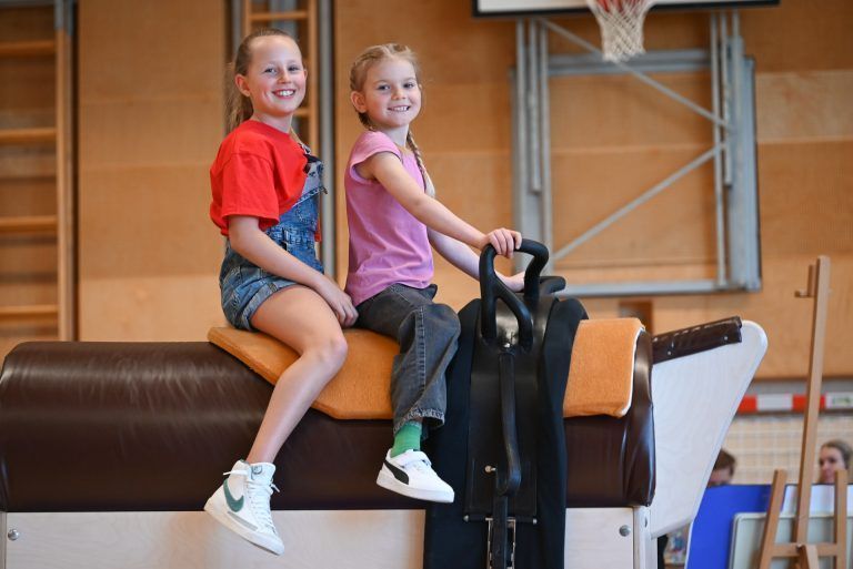 Eigenes Voltigier-Zuhause für den VRC St. Leonhard: Nea und Nele präsentierten gekonnt ihr Projekt und verdeutlichten, auf was es ihnen ankommt.