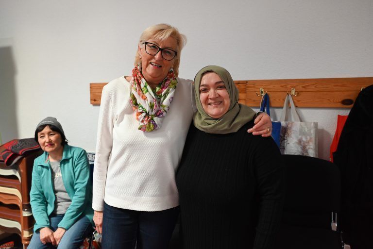 Gemeinsames Fastenbrechen in der Atib-Moschee: Deutschlehrerin Franziska freute sich über den kulturellen Austausch mit Gülsen von der Moschee.