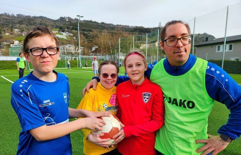 Welt-Down-Syndrom-Tag mit Sportfest beim SV typico Lochau: Auch Athlet Dominic Nicolussi ist beim Kindertraining mit Begeisterung mit dabei.
