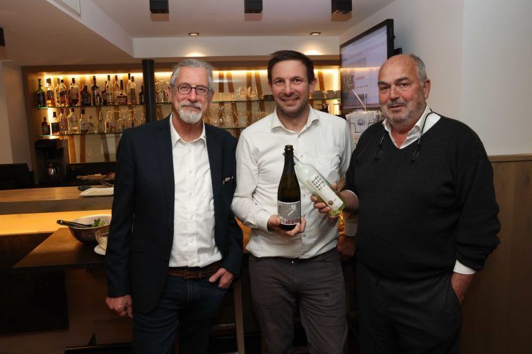 Heimische Winzer zeigen ihr Können : Organisator Peter Stöger, Gasstgeber Christoph Fulterer und Winzer Matthias Scheyer.