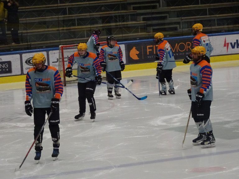 Eiskalte Rivalen, heiße Herzen: Das Polizei-Team war zur Titelverteidigung angetreten.