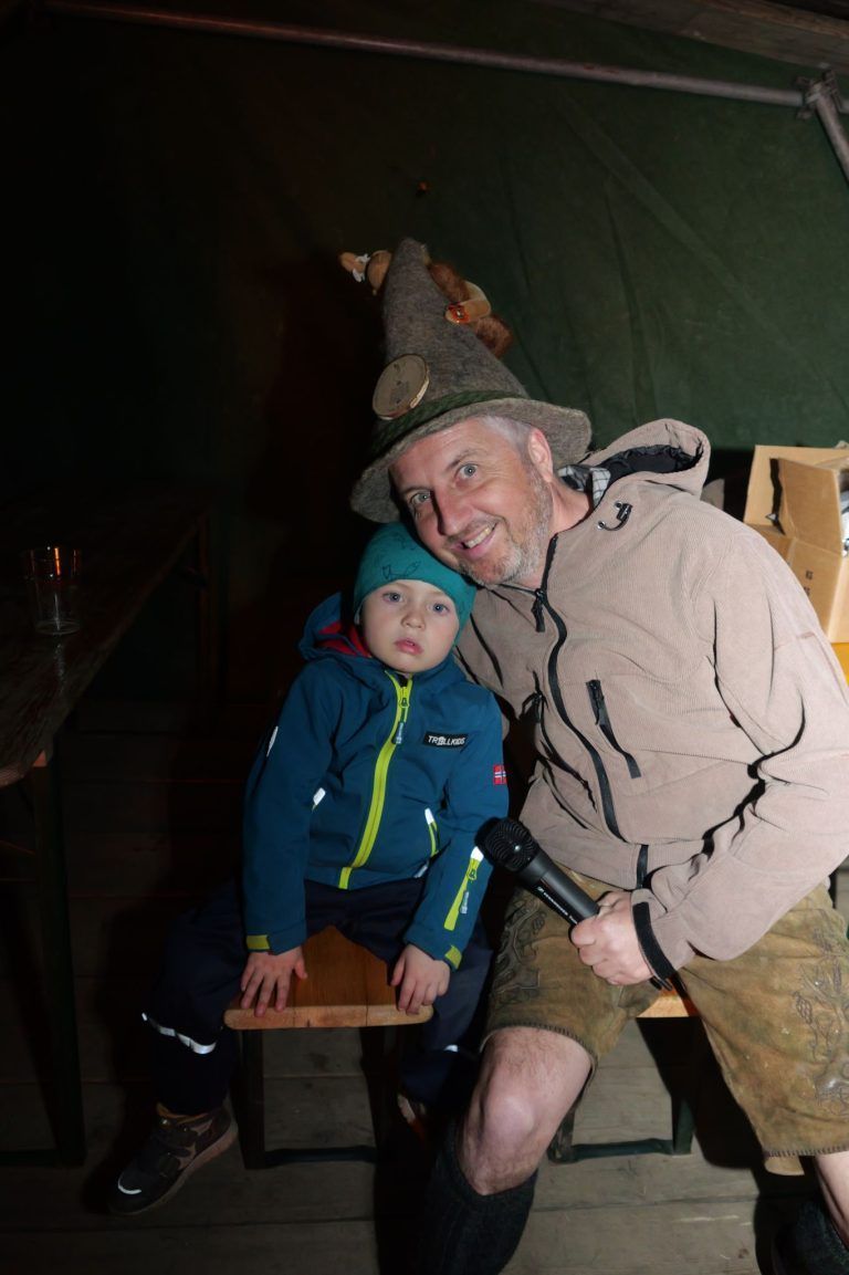 Fellengattner Funken am Frauentag: Thomas Filz und Alexander am Funkenplatz.