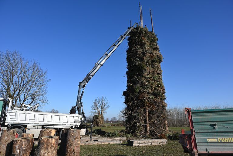 Tannenduft beim Eichele-Funken: Am Freitagvormittag wurde am Eichele-Funken noch kräftig gebaut, um am Samstag die Gäste empfangen zu können.