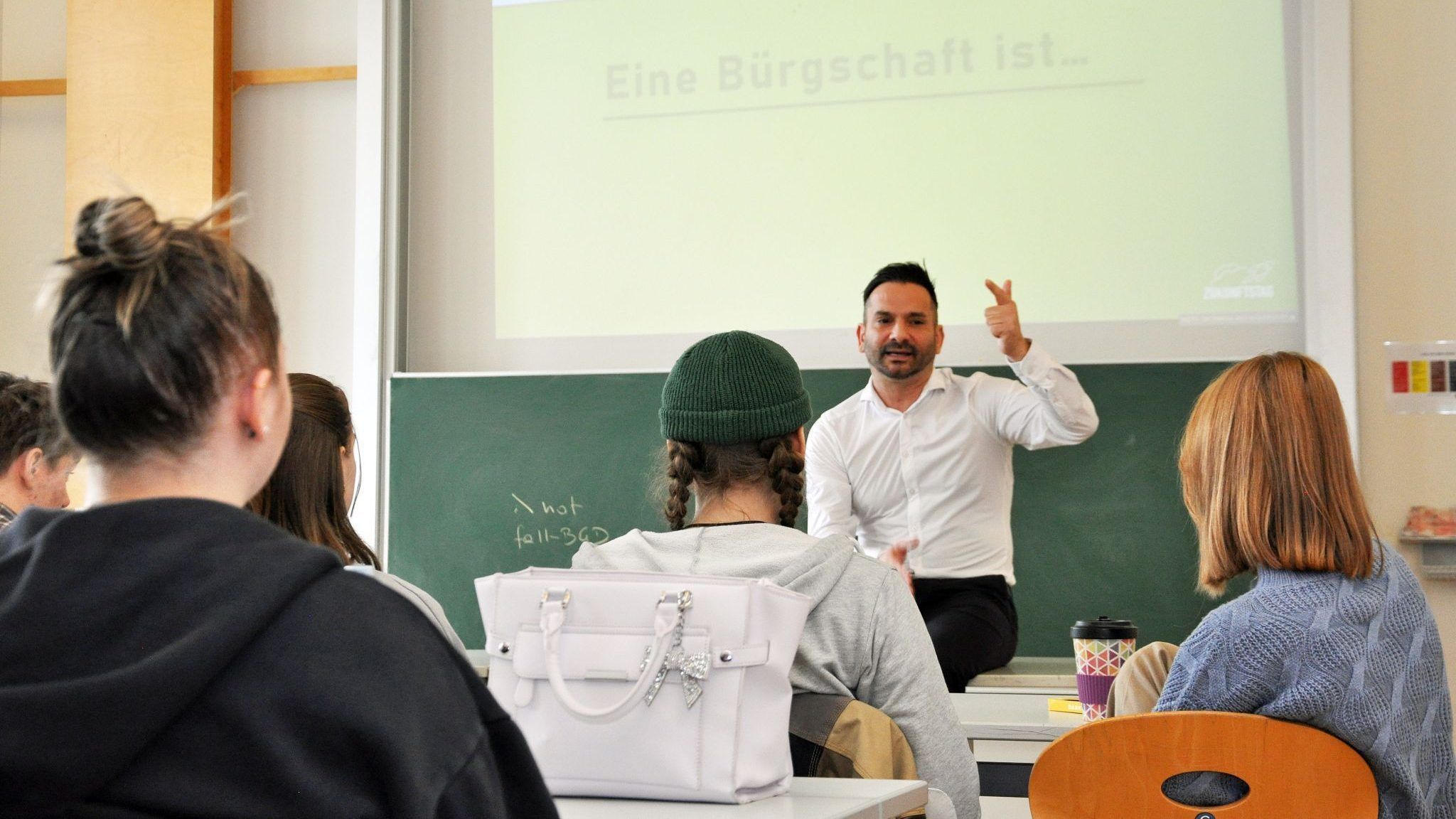 In drei Workshops wurde den Achtklässlern praktisches Grundwissen zu wirtschaftlichen Themen vermittelt.