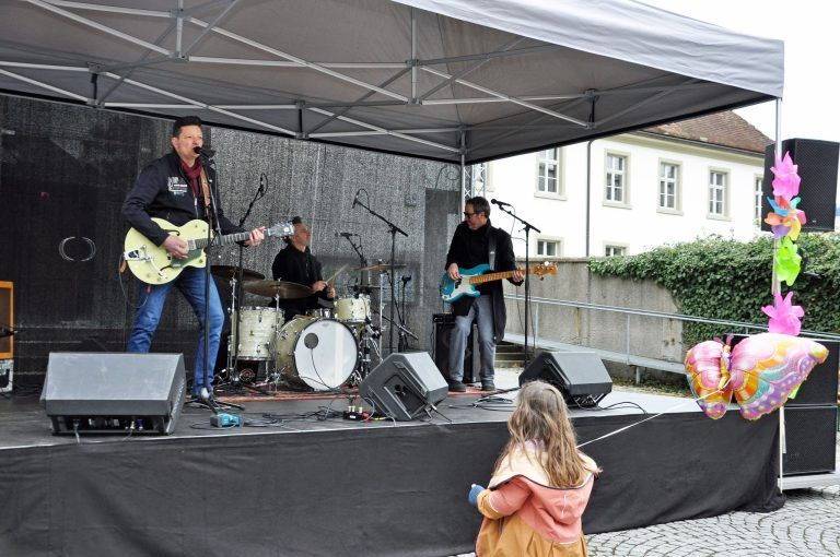 Ein Fest für die neue Marktstraße: Verschiedene Band bespielten die Bühne vor dem Kloster.