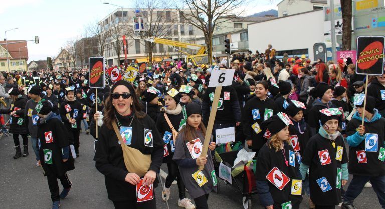 Riesenfest der Schollesteachar und Läbbe: Lauteracher Kindergärten und Schulen waren mit Hunderten Mäschgerle dabei.