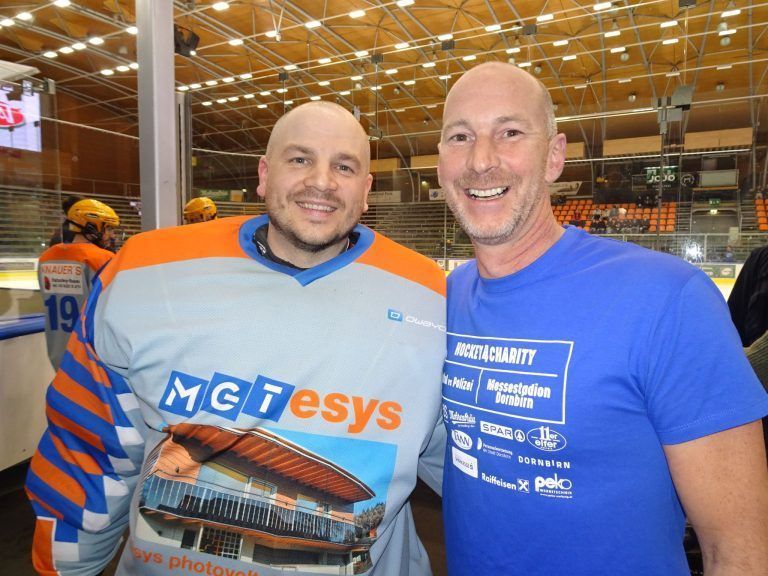Eiskalte Rivalen, heiße Herzen: Organisator Ulrich Bachmeier strahlte mit Julian Zganec, Goalie des Spital-Teams um die Wette.