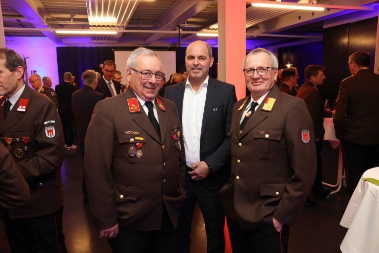 150 Jahre im Dienst von Sankt Florian: Michael Franz, Ralph Pezzey (Brandverhütungsstelle) und Josef Schwarzmann.