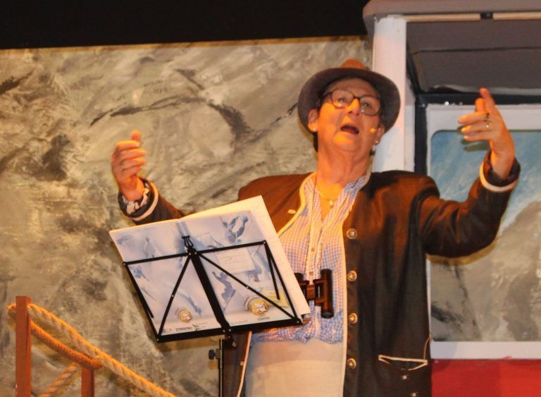 Fasnatspaß im Thaler Jubiläums-Zirkus: Bussi Thussi Thusnelda: „Das oanzige was mir im H&M passt hot, ischt d’Umkleidekabina gsi . . .“