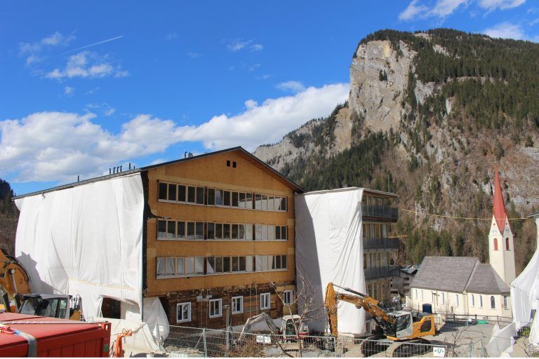 Nächtigungs-Einbruch für Wälder Tourismus: Fast in Rufweite zur Krone wird auch beim Adler, wo die Wiedereröffnung am 25. Juli geplant ist, eifrig gewerkt.