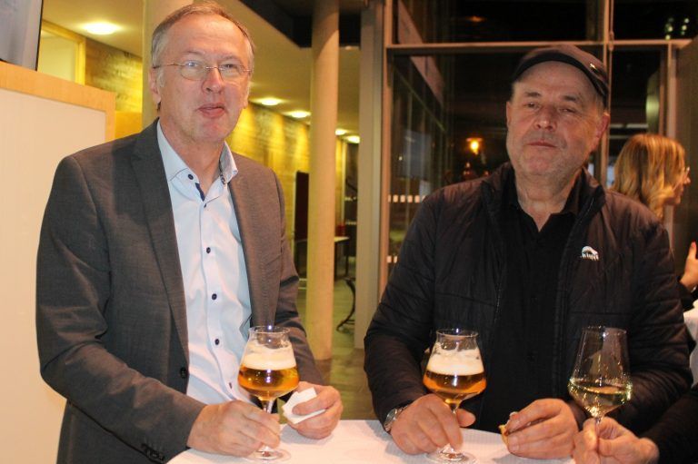 S’Café z’Büzo war Publikumsliebling: Auch Ingo Metzler (beim Fachsimpeln mit Dir. Mario Hammerer) brachte sich beim Projekt „Venusblüte – Alchemie der Venus durch Kupfer und Schafgarbe mit seinem Fachwissen ein.