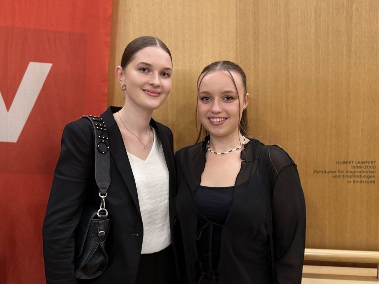 Menschen im Mittelpunkt: Martha Furxer (ZM3) mit Nadja Nesensohn.