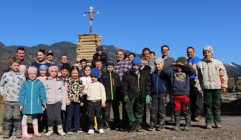 Seit rund 20 Jahren wird der Dorffunken von Reuthe in der Parzelle Hof abgebrannt. Zunächst unter Federführung der Feuerwehr, heute von einem „Funkenteam“. STP