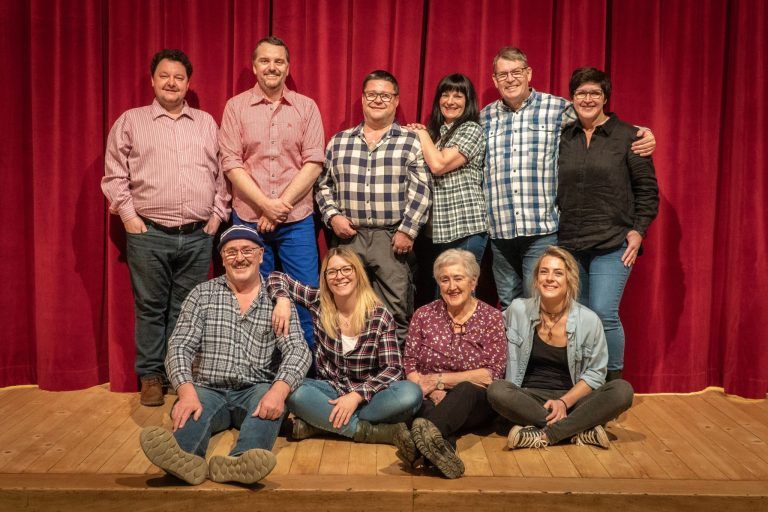„Ein Hof voller Narren“ feiert am kommenden Samstag, 29. März in Bartholomäberg Premiere.