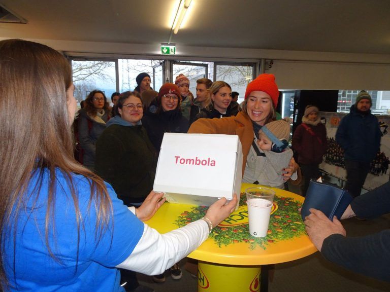 Eiskalte Rivalen, heiße Herzen: Die Tombola-Lose waren in kürzester Zeit aufgekauft.