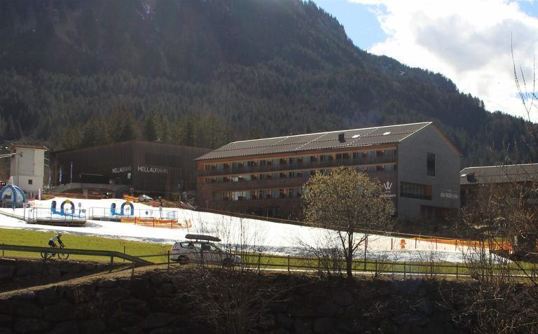 Sommerzeit darf sich noch Zeit lassen: Dank guter Vorarbeit mit Schneekanonen im Frühwinter kann sich Brummis Kinderland bei der Talstation der Mellau Bahn noch halten, obwohl rundum die Landschaft längst auf „Grün“ umgestellt ist und die Palmkätzchen in der Bildmitte sogar schon verblühen.