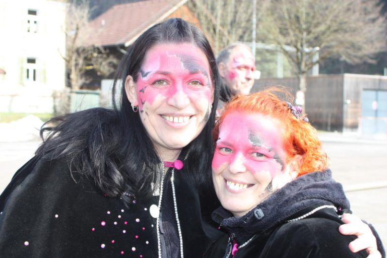 Rankweil war fest in Narrenhand: KG Bifang war mit vielen Kids mit dabei. Katharina Wöß-Krall mit Vizebgm. Andreas Prenn hatten alle Hände voll zu tun. Bürgermeisterin Katharina Wöß-Krall verteilte Zückerle zuhauf. Katharina Wöß-Krall schenkte den Kids Süßes. Andreas Prenn im Stress mit Verteilen der Süßigkeiten. Eine Abordnung vom Närrischen Kleeblatt mit Obfrau Monika Dobler (r.). Monika Dobler an der vordersten Front hatte alles im Griff. Monika Dobler verteilte auch noch Süßes. Monika Dobler sprach auch mit den Kids. KG Montfort war auch gut vertreten. Jungmusik Rankweil-Meiningen. Simone und Aurelia hatten viel Spaß. Angelika und Patricia waren mit dabei. KG Bifang mit den Pädagoginnen. (Bildergalerie)