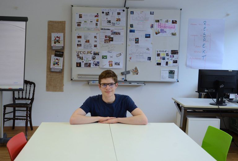 Ein junger Mann mit großen Zielen: In dieser Schulklasse büffelt Bastian Bauer für die Pflichtschulabschlussprüfungen. HRJ