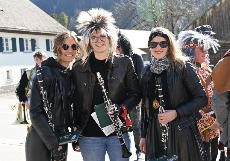 Stierle - Stierle - Ho: Nicole, Larissa und Maria vom Rockmusikverein Braz.