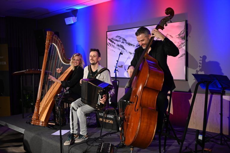 Himmlische Musik „Harp `n`Bass: Simon Posch (Bildmitte) spielte mit den Katrin und Werner Unterlercher "Augenstern" von Herbert Pixner.