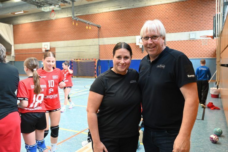 BRG Dornbirn Schoren gewinnt Handball-Schulcup der Mädchen : Organisatorin Verena Schlichtling und Schulsportreferent Christoph Neyer.