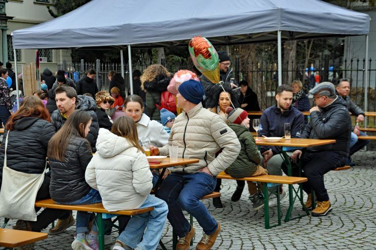 Ein Fest für die neue Marktstraße: Wo sonst Autos parken, luden Bierbänke zum Verweilen ein.