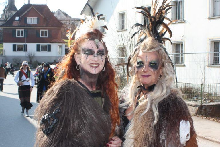 Rankweil war fest in Narrenhand: KG Bifang war mit vielen Kids mit dabei. Katharina Wöß-Krall mit Vizebgm. Andreas Prenn hatten alle Hände voll zu tun. Bürgermeisterin Katharina Wöß-Krall verteilte Zückerle zuhauf. Katharina Wöß-Krall schenkte den Kids Süßes. Andreas Prenn im Stress mit Verteilen der Süßigkeiten. Eine Abordnung vom Närrischen Kleeblatt mit Obfrau Monika Dobler (r.). Monika Dobler an der vordersten Front hatte alles im Griff. Monika Dobler verteilte auch noch Süßes. Monika Dobler sprach auch mit den Kids. KG Montfort war auch gut vertreten. Jungmusik Rankweil-Meiningen. Simone und Aurelia hatten viel Spaß. Angelika und Patricia waren mit dabei. KG Bifang mit den Pädagoginnen. (Bildergalerie)