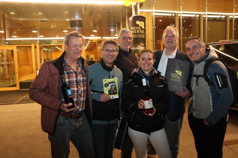 Prämierte Weine zweier Regionen: Jürg Riesen, Eike Grabher, Bertram Herburger, Winzerin Elisabeth Hirschbüchler, Gino Lamon und Michèle Ender.