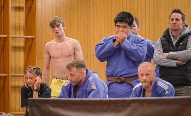 Starker Kampfgeist trotz Auftaktniederlage: Mitfiebern am Mattenrand.