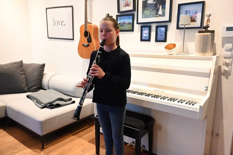 Musik in den Genen: Jeden Tag übt sie eine halbe Stunde auf ihrem Instrument.