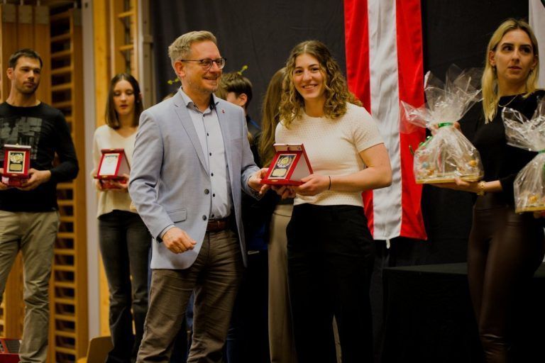 Lob und Anerkennung der Gemeinde Sulz: Besonders die Ehrung von Svenja Bachmann und Rosa Kopf stand im Mittelpunkt.