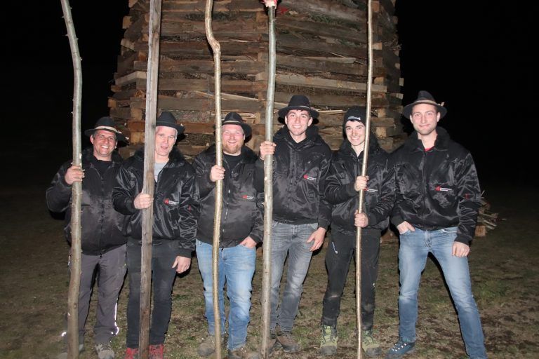 Die Funkenmeister mit Obmann Florian Nenning (re.) freuten sich über zahlreiche Besucher. (Foto: NAM)