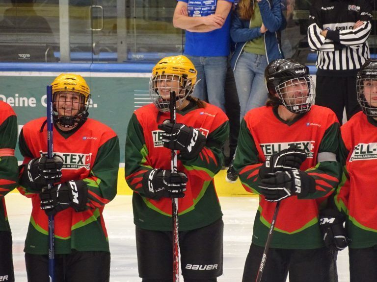 Eiskalte Rivalen, heiße Herzen: Top motiviert ging das Spitals-Team an den Start.